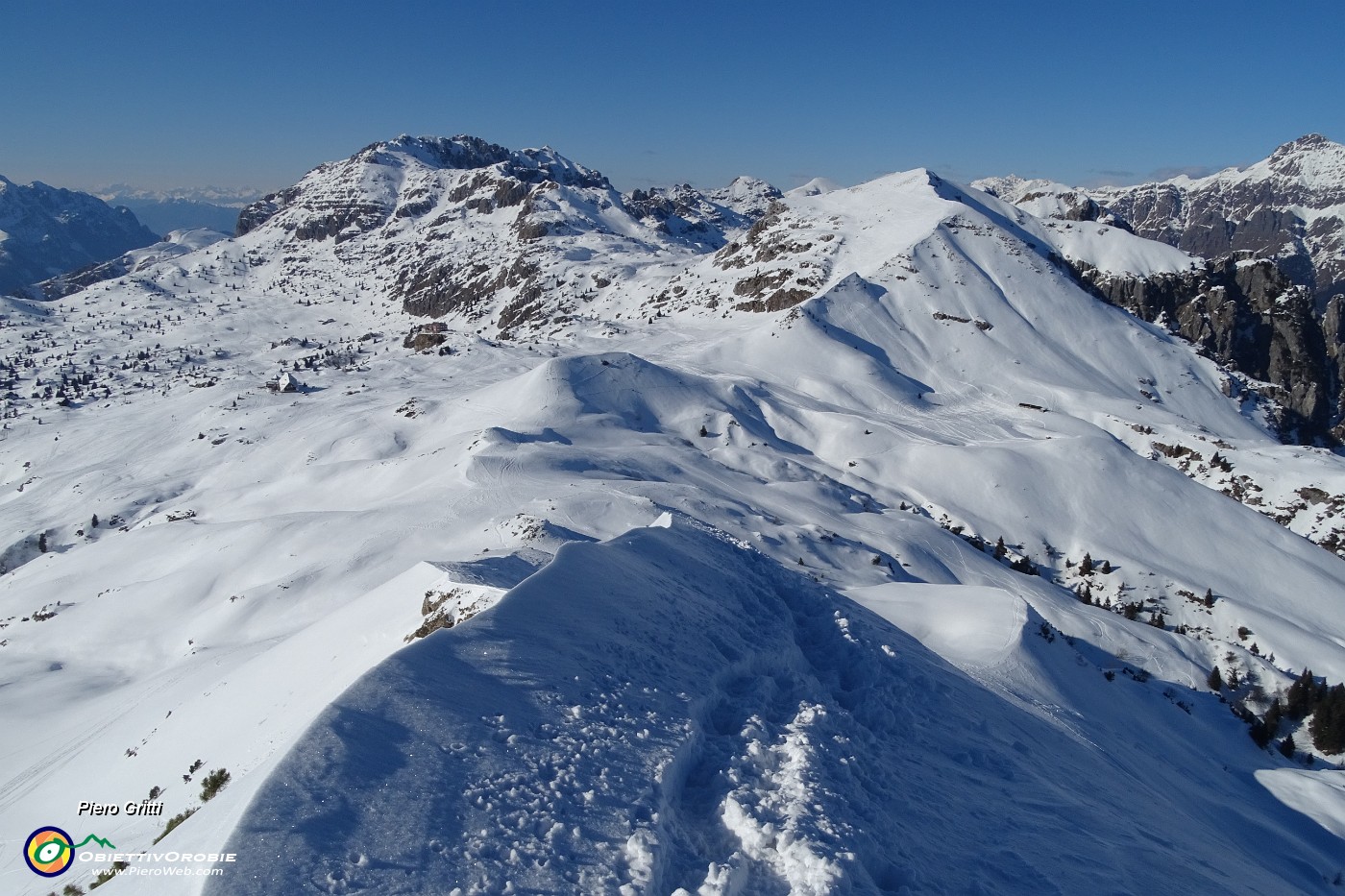 70 Scendo dalla affilata cresta nord-est con buona traccia.JPG